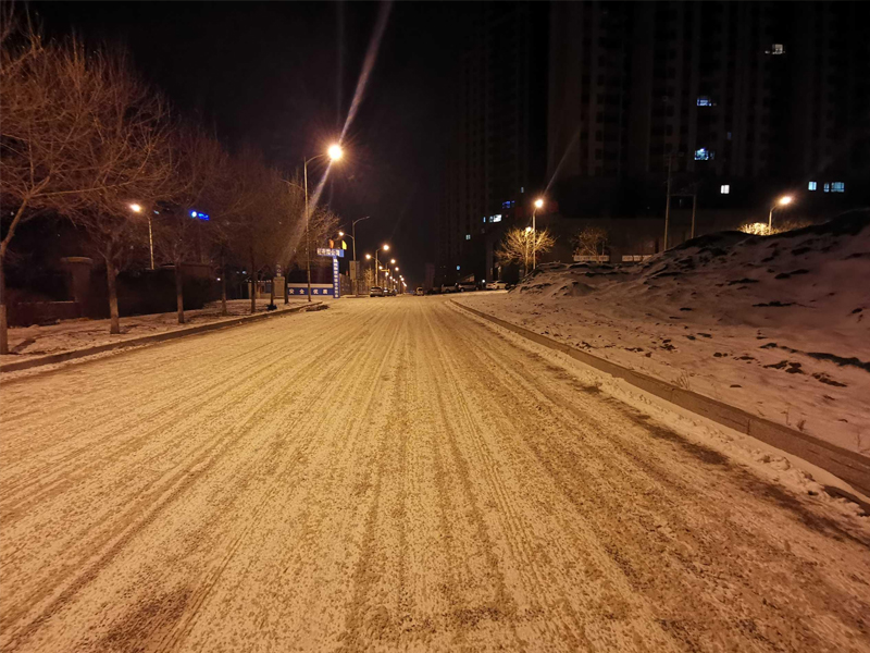 What problems may occur when using solar street lamps at low temperatures?