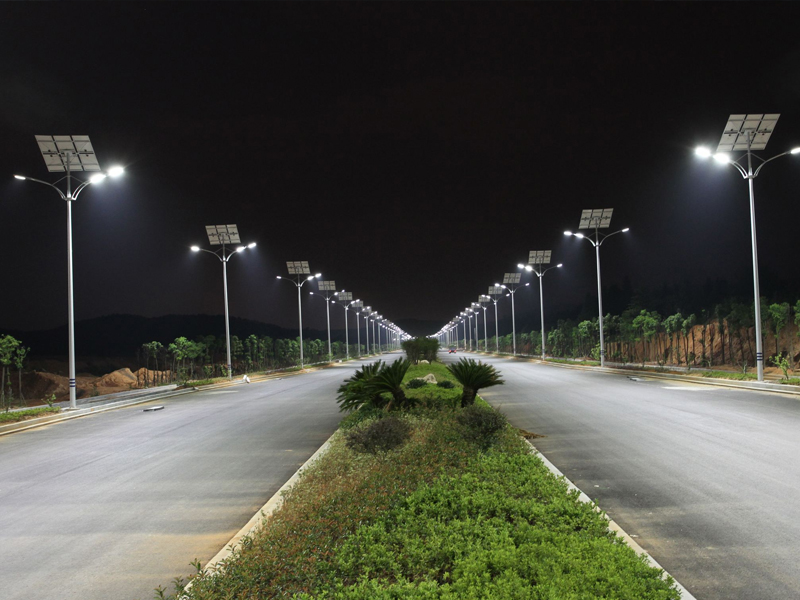 What problems should we pay attention to when using solar street lamps in summer?
