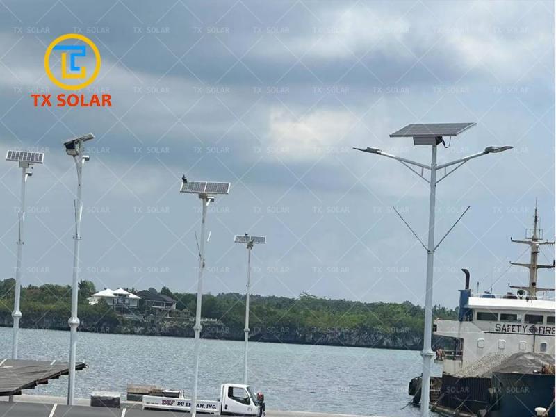 How many levels of strong wind can split solar street lights withstand