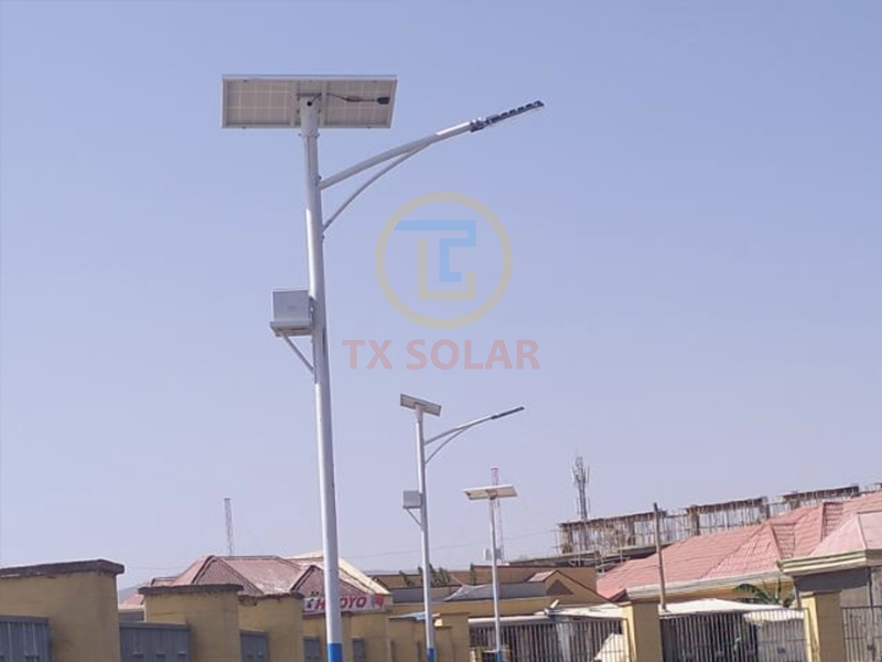 What is the reason for using lithium battery for solar street lamps?